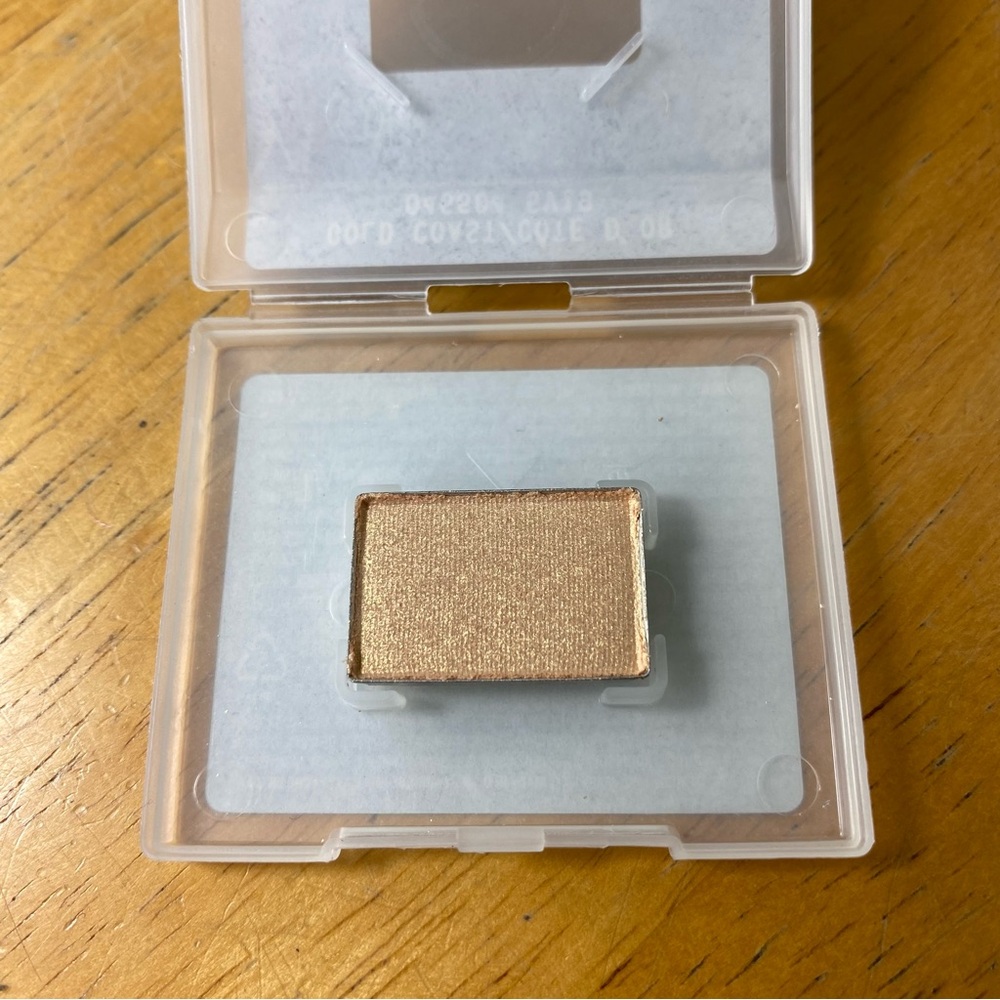 Mineral eye shadow